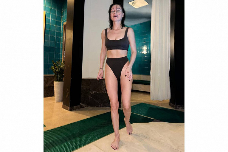 Кристина Асмус восхитила фанатов фигурой в купальнике1