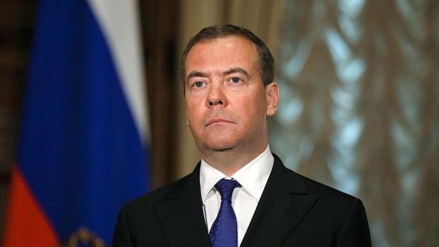 Медведев: размещение войск Британии на Украине будет объявлением войны