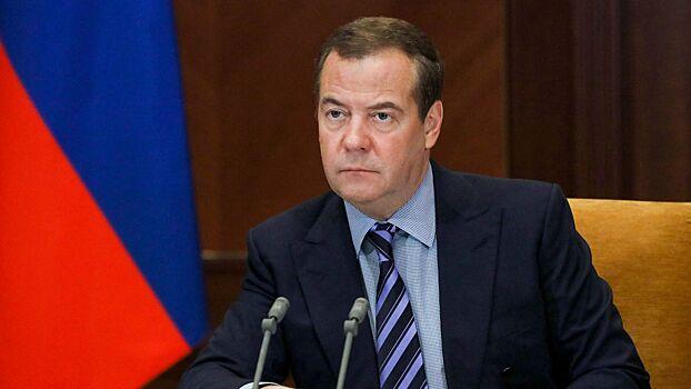 Медведев возмутился маркировкой своего поста в соцсетях