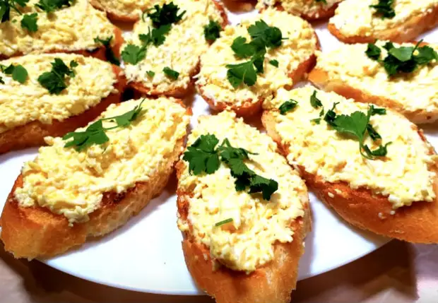 Мешаем яйца с чесноком и перцем: намазка заменяет сразу сыр и масло0