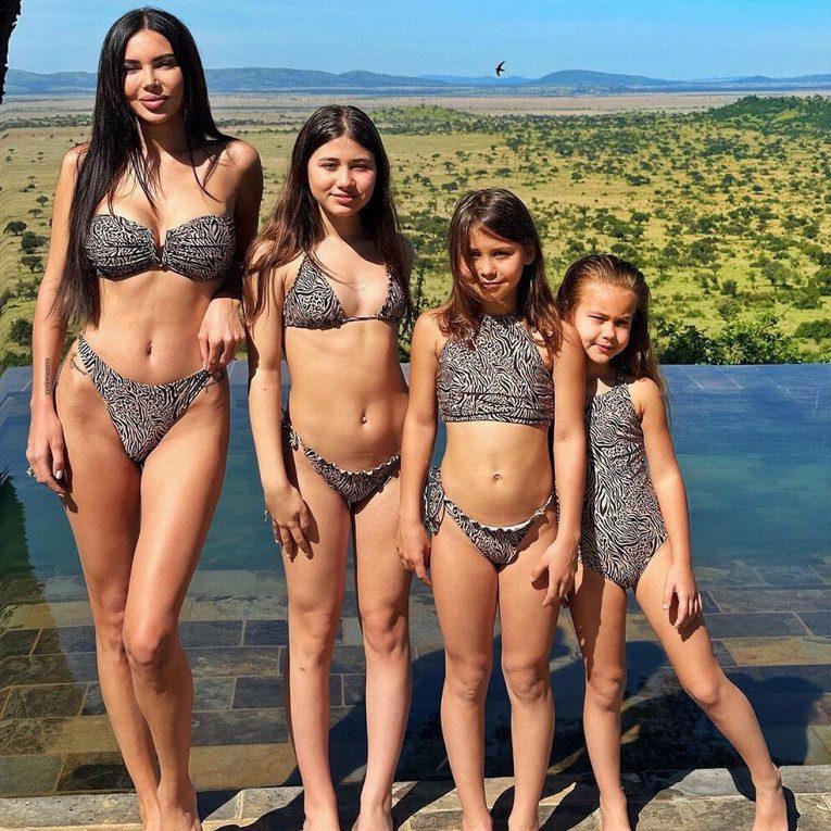 Модель Оксана Самойлова выложила фото с дочками в купальниках0