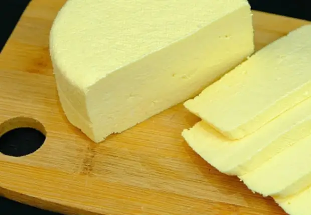Молодой сыр за 10 минут: делаем из молока и стакана сметаны0