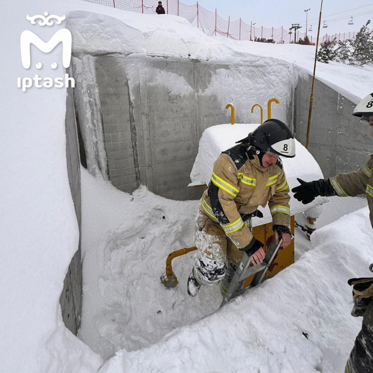 На горнолыжном курорте в Татарстане сноубордист упал с высоты в бетонированную яму1
