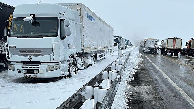 На трассе М4 под Ростовом образовалась 18-километровая пробка