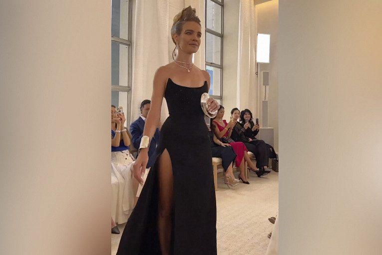 Наталья Водянова открыла показ в платье-бюстье с разрезом до бедра1