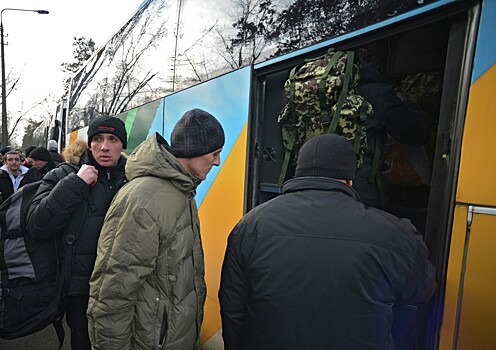 «Не отдадим мужика»: украинки начали ссору с остановившим автобус военкомом