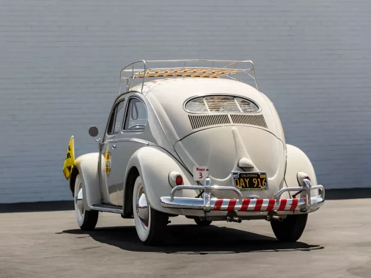 Необычный учебный Volkswagen Beetle с двумя рулями2