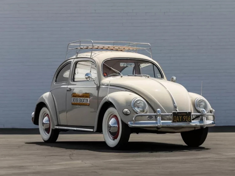 Необычный учебный Volkswagen Beetle с двумя рулями0