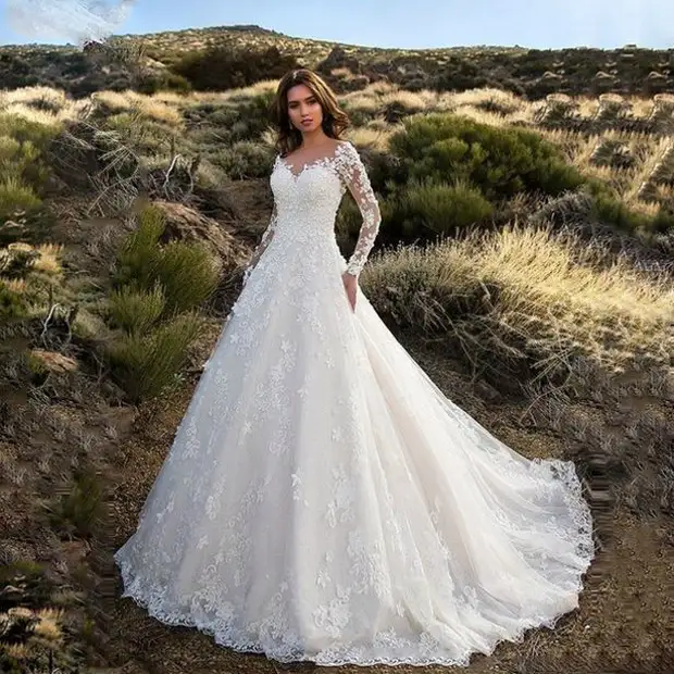 Невеста решила сэкономить и заказала свадебное платье по интернету. Потом она показала, как наряд смотрится в реальности1