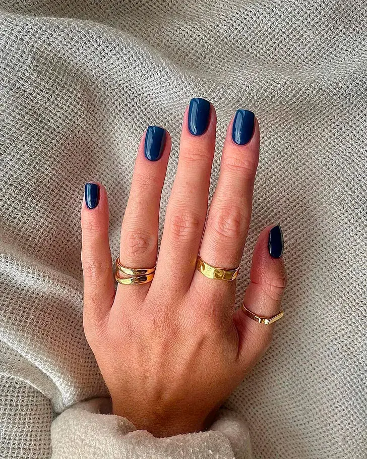 Темно-синий маникюр с глянцевым покрытием на коротких квадратных ногтях