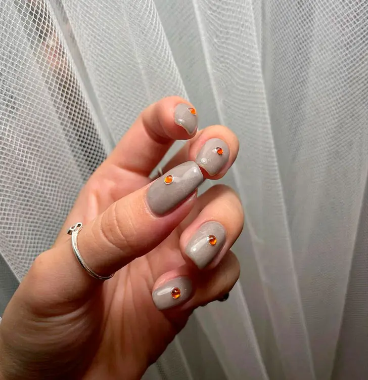 Серый маникюр со стразами янтарного цвета на длинных квадратных ногтях