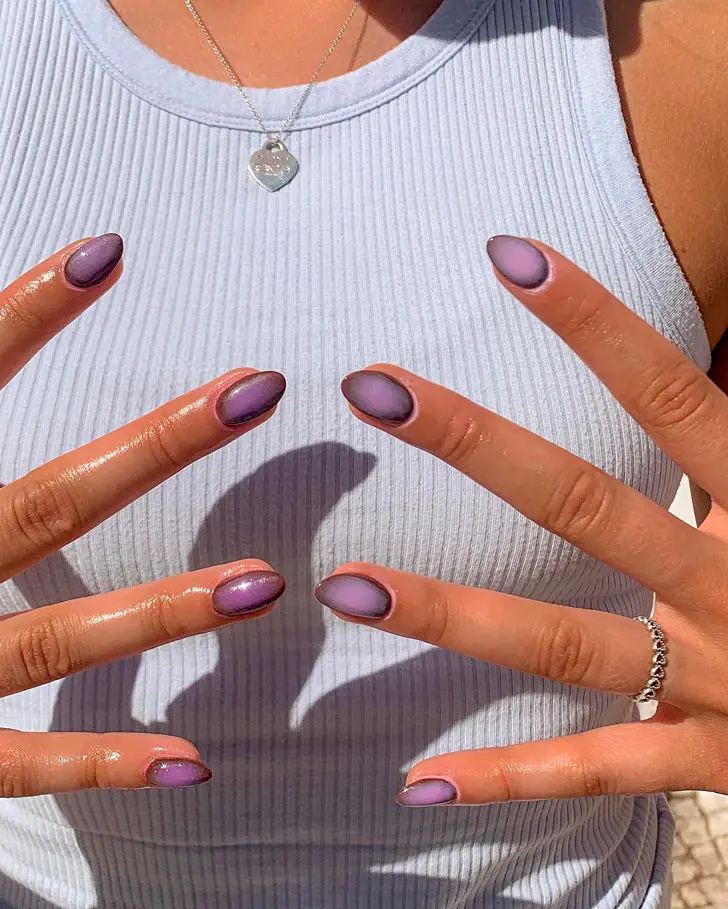 Фиолетовый маникюр омбре на ухоженных овальных ногтях средней длины
