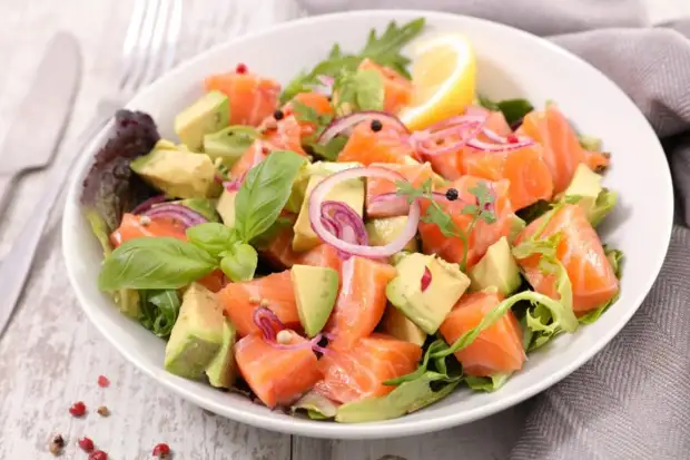 Одно из самых проверенных сочетаний ингредиентов для салатов – это авокадо и красная рыба0