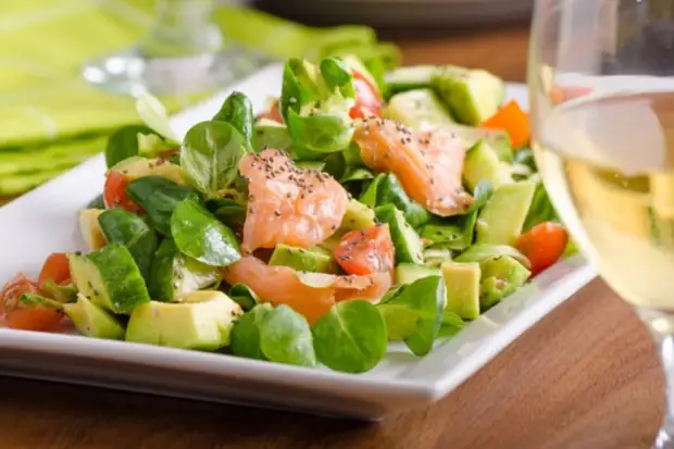 Одно из самых проверенных сочетаний ингредиентов для салатов – это авокадо и красная рыба8