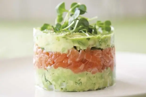 Одно из самых проверенных сочетаний ингредиентов для салатов – это авокадо и красная рыба7