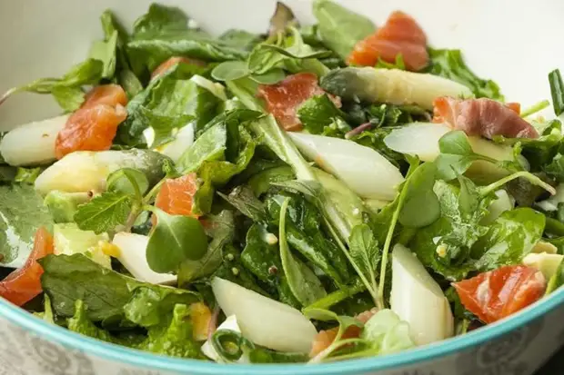 Одно из самых проверенных сочетаний ингредиентов для салатов – это авокадо и красная рыба9
