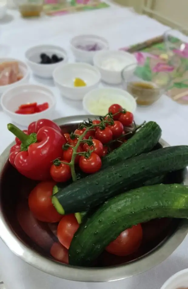 Окно в лето: школьники приготовили шашлычки и греческий салат на кулинарном мастер-классе1