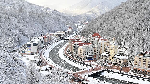Оползень заблокировал дорогу к главному горнолыжному курорту России