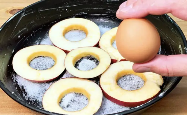 Пирог с тестом из одного яйца. Заливаем начинку из яблок и готовим без духовки0
