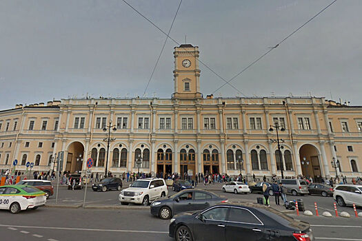 Пьяный мигрант украл у студента чемодан и рюкзак на вокзале в Петербурге