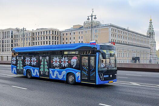 По-новогоднему украшенный транспорт будет ходить по маршрутам до 1 марта