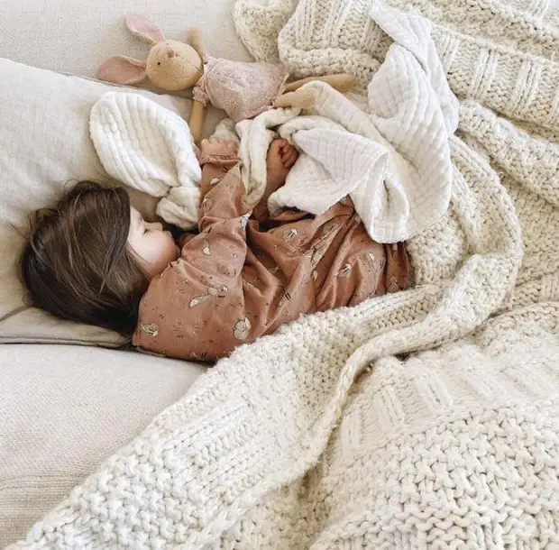 Почему детей не стоит укладывать спать в пижамах — 3 вредные причины3