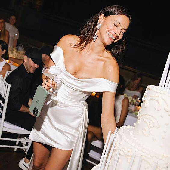 Конечно, сейчас Ирина посещает самые желанные мероприятия в мире. На вечеринке Риккардо Тиши в 2023 году Шейк появилась в белом атласном платье с корсетом  и спущенными плечами. Этот образ позже повторили многие модницы.