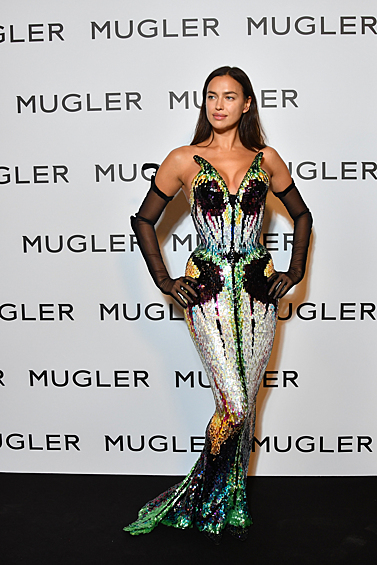 На открытии выставки Тьерри Мюглера в 2021 году Шейк появилась в космическом платье и прозрачных перчатках.