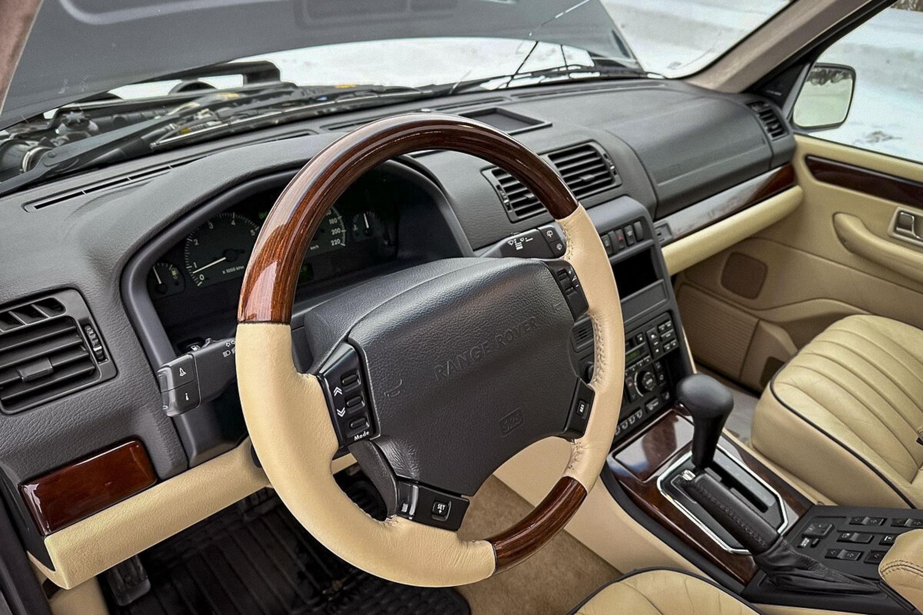 Почти новый 23-летний Range Rover продают в Москве за два миллиона рублей9