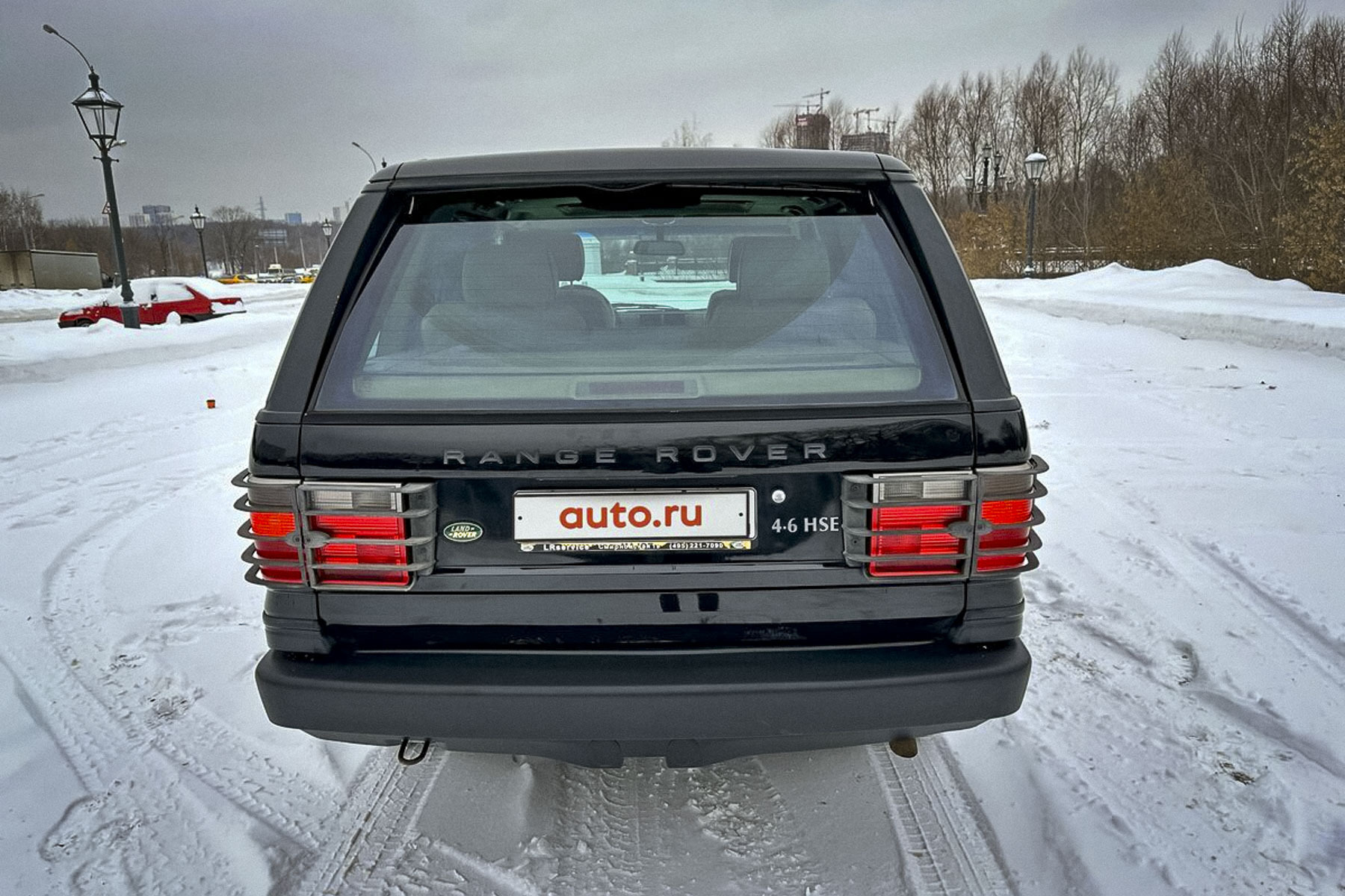 Почти новый 23-летний Range Rover продают в Москве за два миллиона рублей6