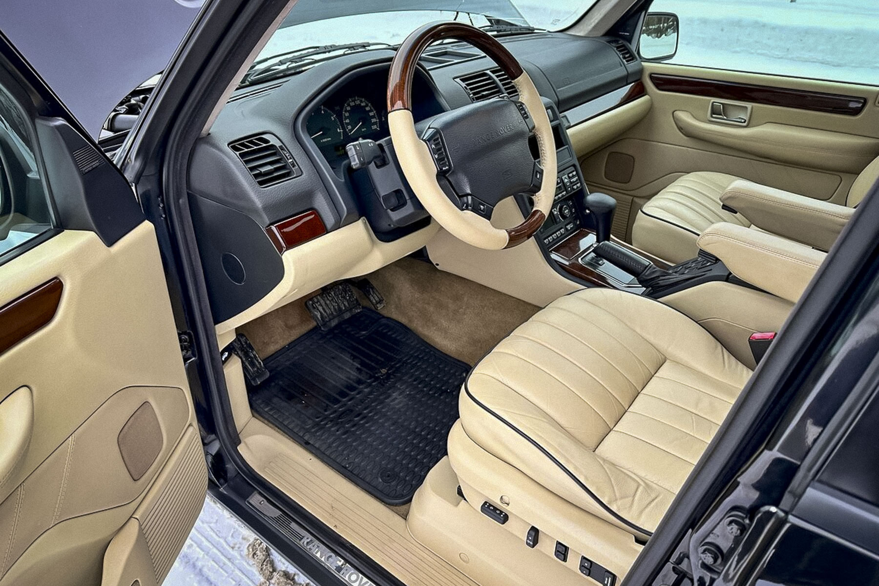 Почти новый 23-летний Range Rover продают в Москве за два миллиона рублей8