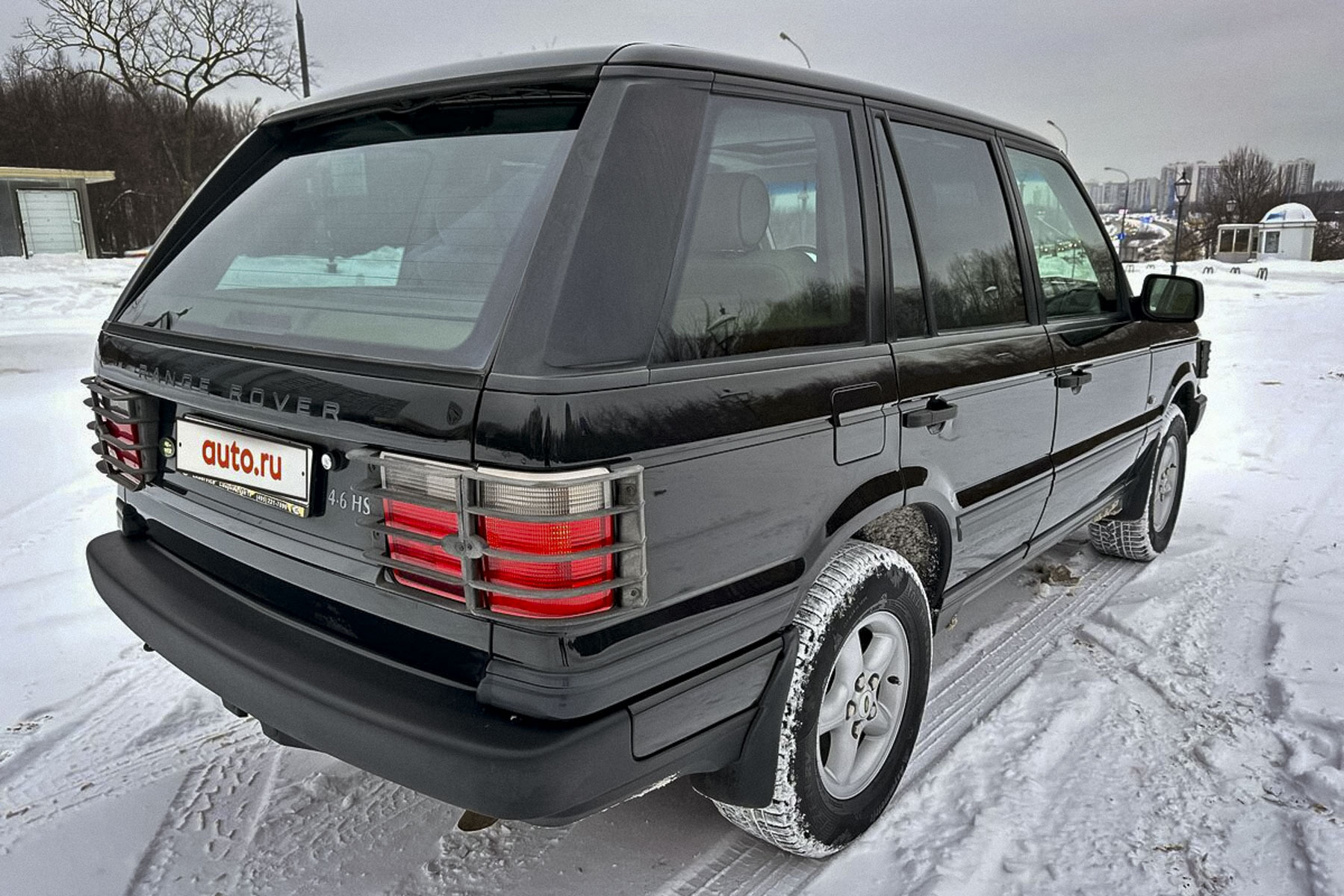 Почти новый 23-летний Range Rover продают в Москве за два миллиона рублей7