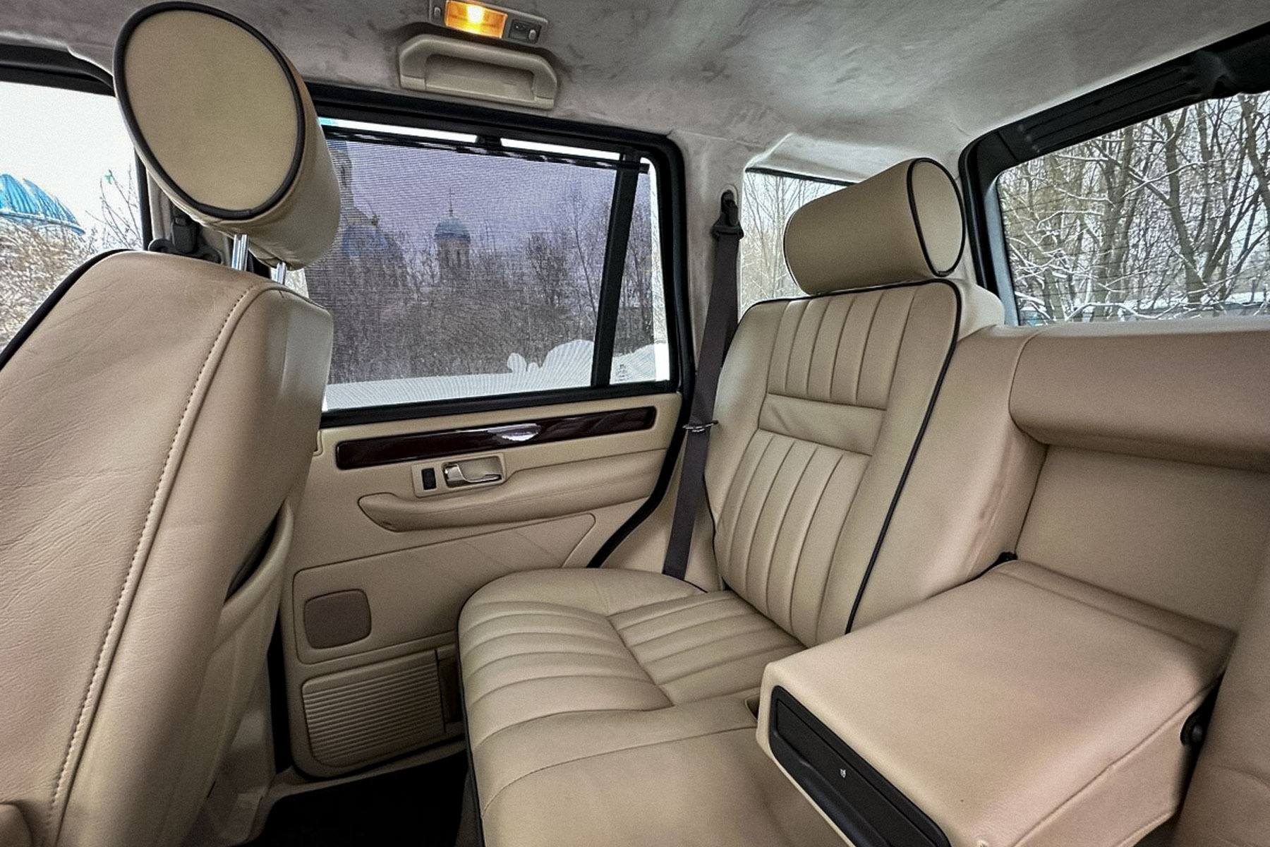 Почти новый 23-летний Range Rover продают в Москве за два миллиона рублей11