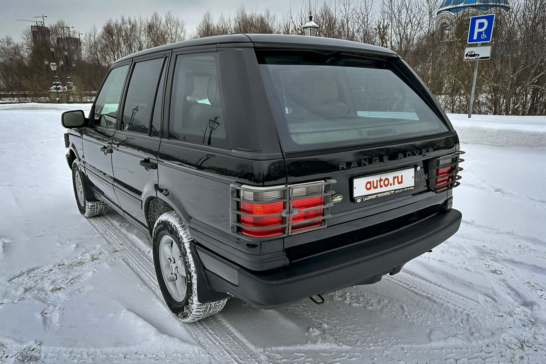 Почти новый 23-летний Range Rover продают в Москве за два миллиона рублей5