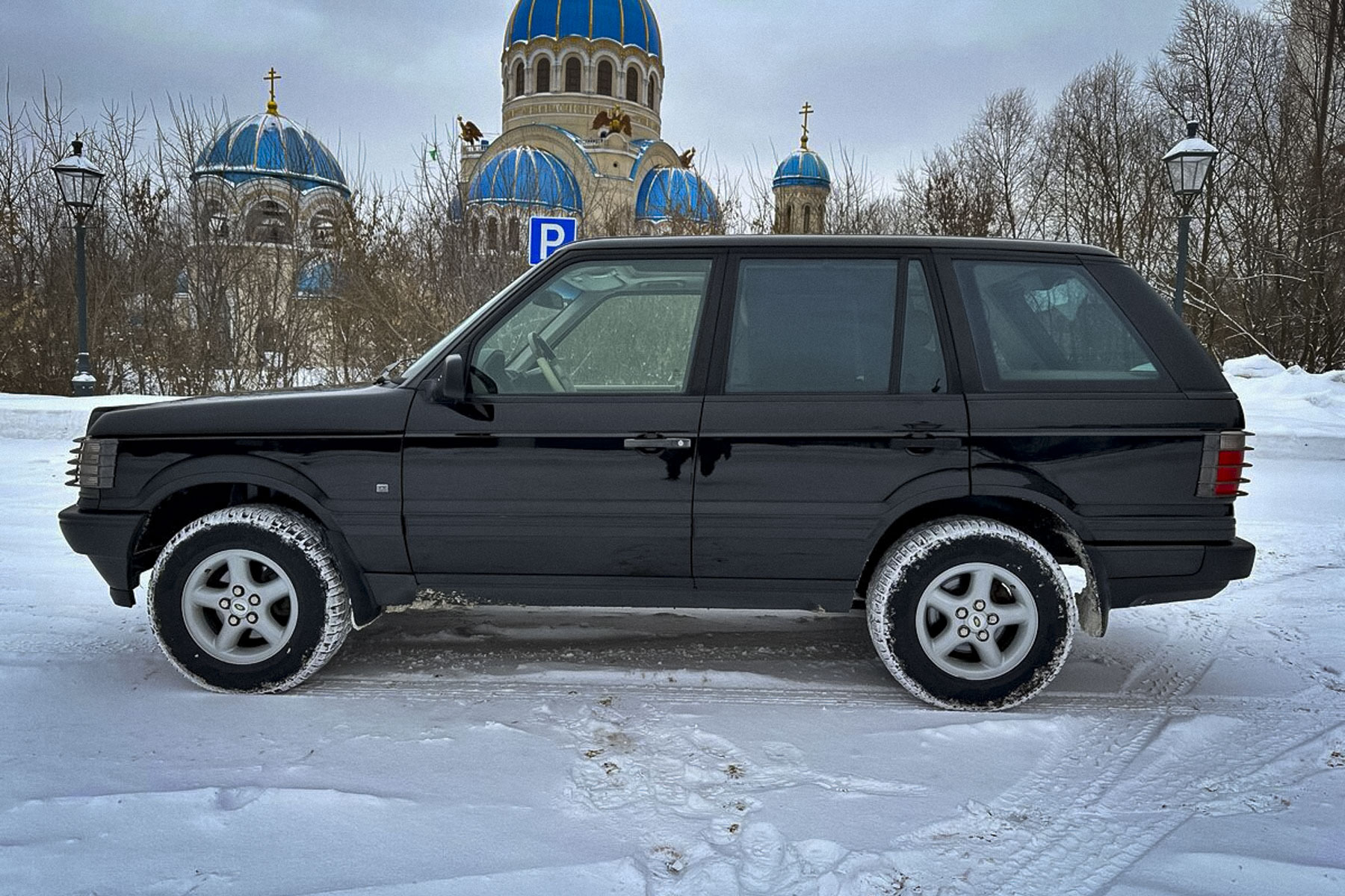Почти новый 23-летний Range Rover продают в Москве за два миллиона рублей4