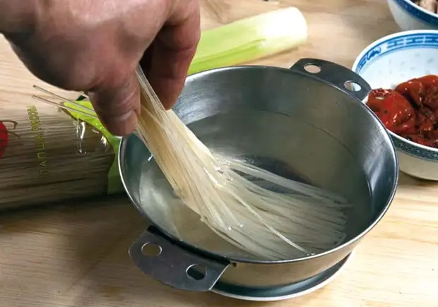 подготовка лапши (или риса) для супов