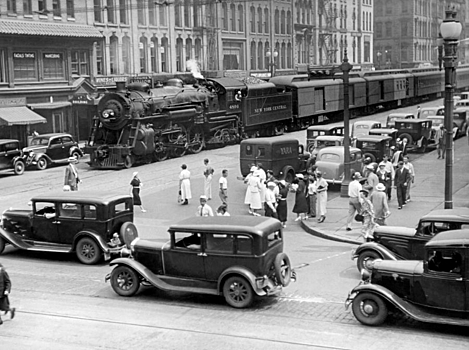 Поезд в городе: архивные фотографии Empire State Express, проходившего по городским улицам