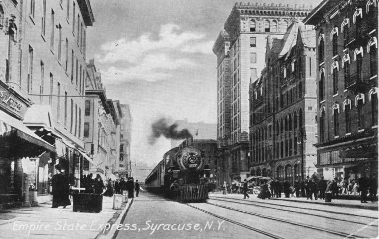 Поезд в городе: архивные фотографии Empire State Express, проходившего по городским улицам1