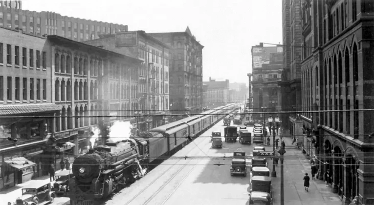 Поезд в городе: архивные фотографии Empire State Express, проходившего по городским улицам2