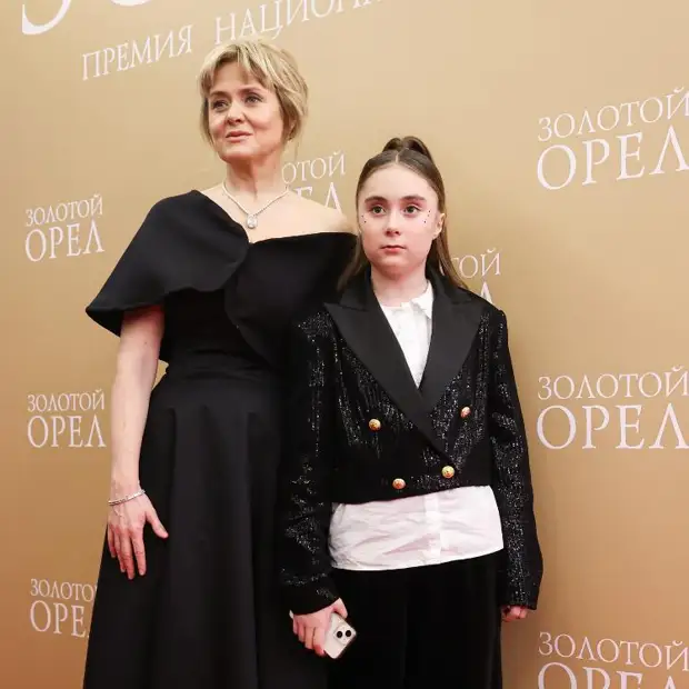 Похудевшая Анна Михалкова впервые показала дочь Лидию: актриса на красной  дорожке «Золотого орла» | KPIZ.ru