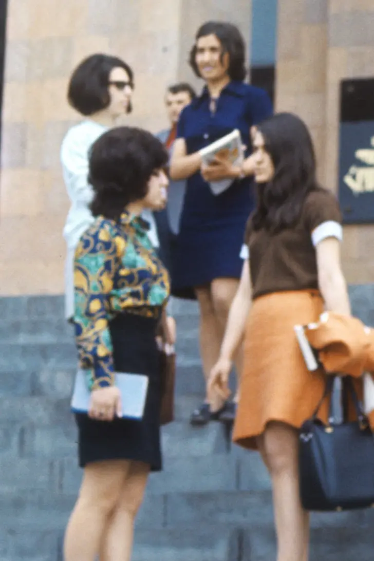 Студентки с модными прическами 1972 год