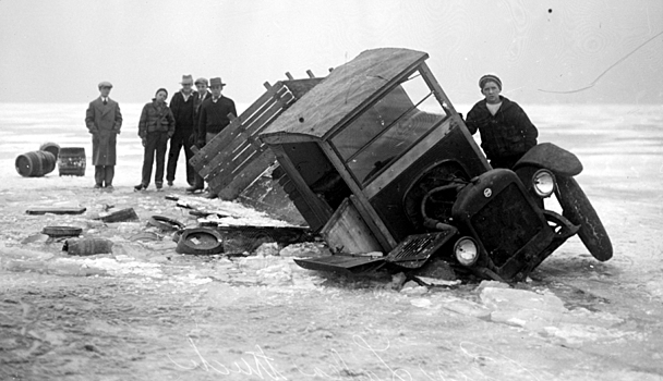 Фотоархив: как бутлегеры доставляли алкоголь прямо по льду замерзшей реки в Детройте