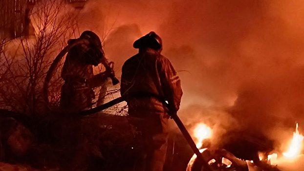 При пожаре на автостоянке в Чите сгорели 30 автомобилей