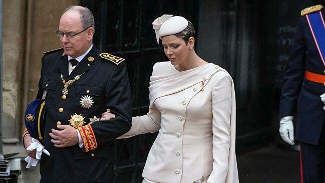 Принцесса Монако едва не плакала из-за неудачного пиджака на коронации