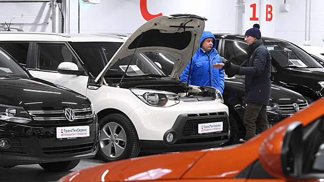 Продажи легковых автомобилей в России рухнули