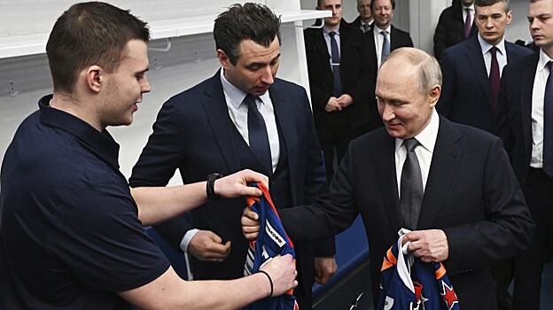 Путин пошутил над хоккеистом СКА