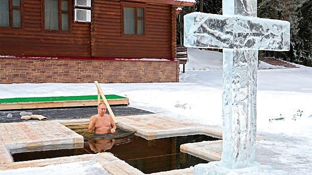 Путин принял участие в крещенских купаниях