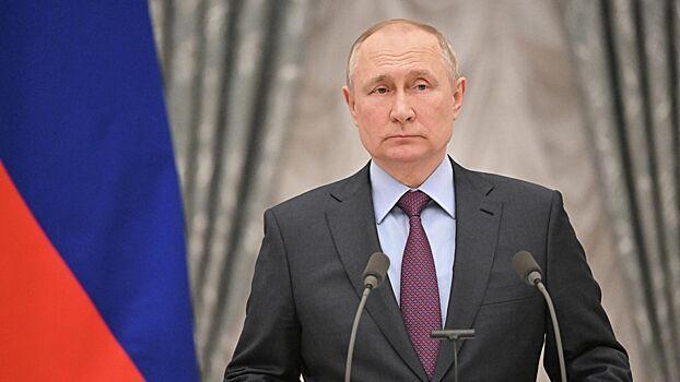Путин: Россию «душат и давят со всех сторон»