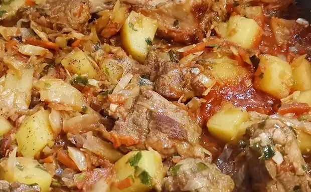 Рагу по-домашнему с капустой и картофелем. Мяса всего 500 граммов, но хватило на большую кастрюлю0