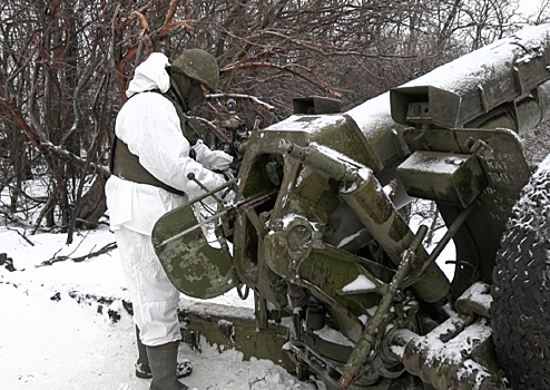 Расчеты гаубиц Д-30 артиллерии группировки войск «Восток» проводят боевое слаживание на полигоне ДНР